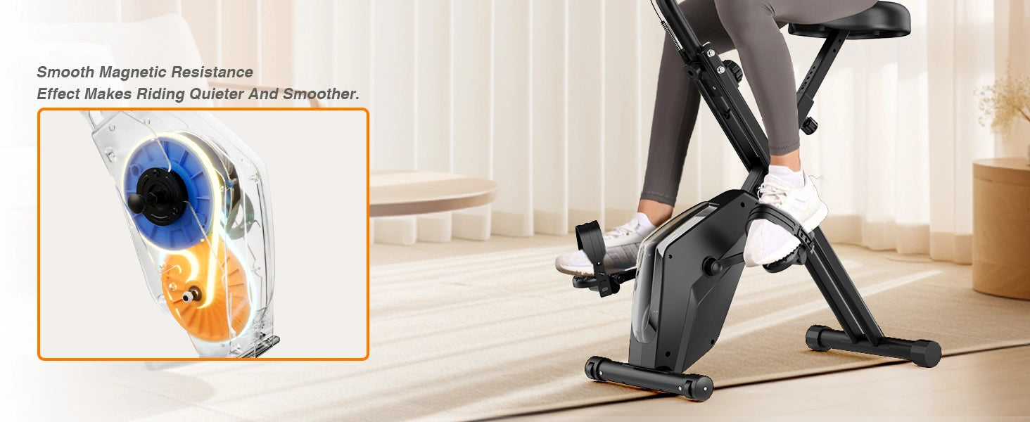 Person, die ein Heimtrainer mit Magnetbremse benutzt; Nahaufnahme des Widerstandsmechanismus.