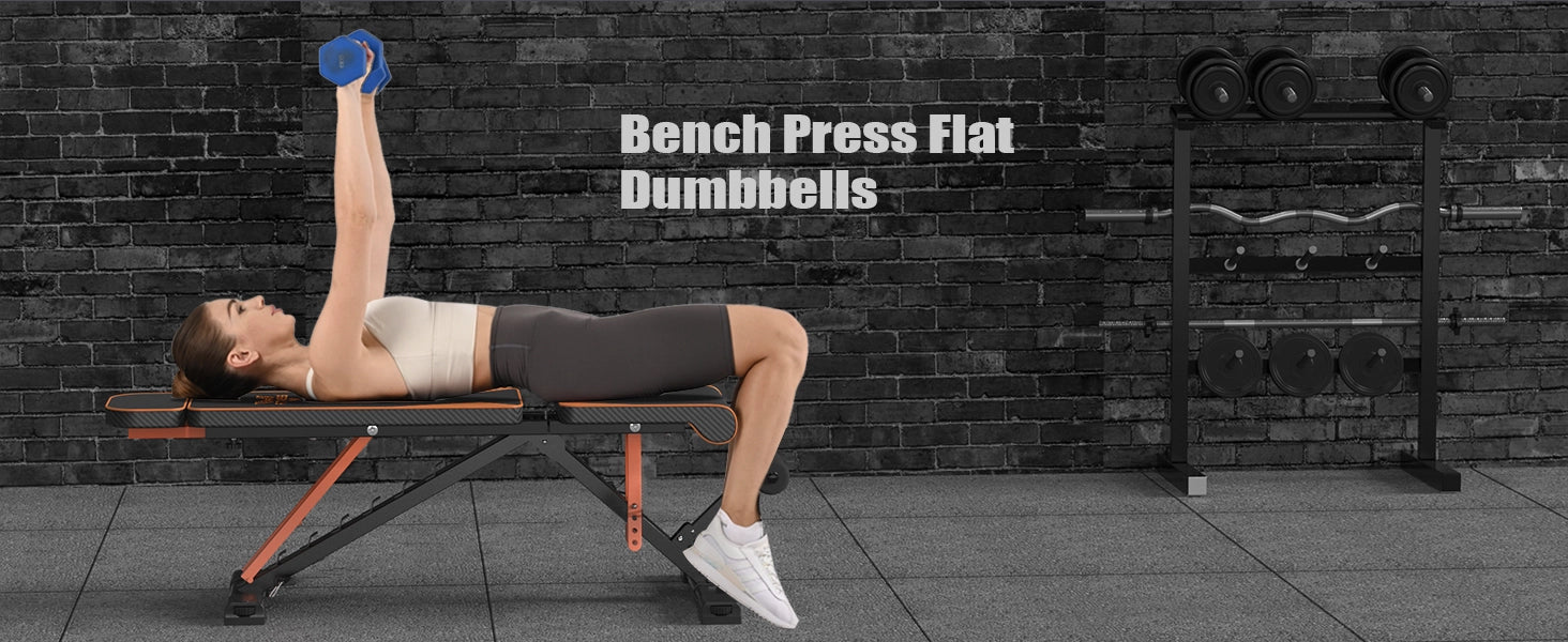 Person, die in einem Fitnessstudio Bankdrücken mit Kurzhanteln durchführt