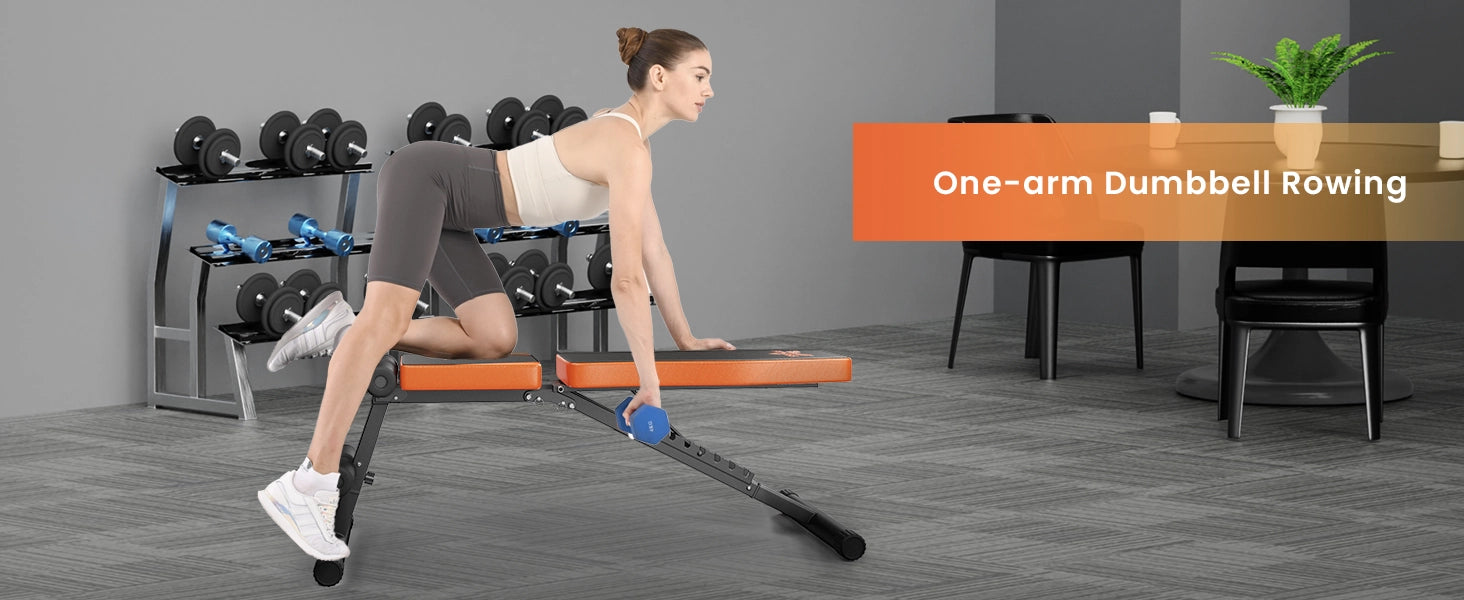 Eine Frau führt in ihrem Heimbüro mit Fitnessgeräten einarmiges Kurzhantelrudern durch.