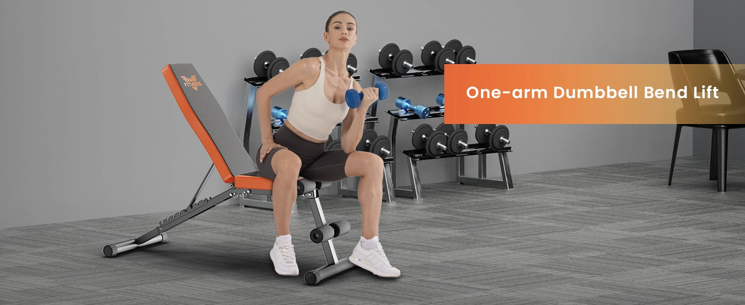 Eine Person, die auf einer Hantelbank ein einarmiges Kurzhantel-Beugeheben ausführt.