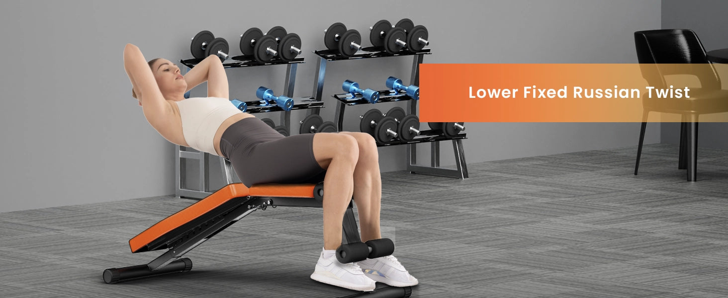 Person, die eine Lower Fixed Russian Twist Übung auf einer Hantelbank ausführt.