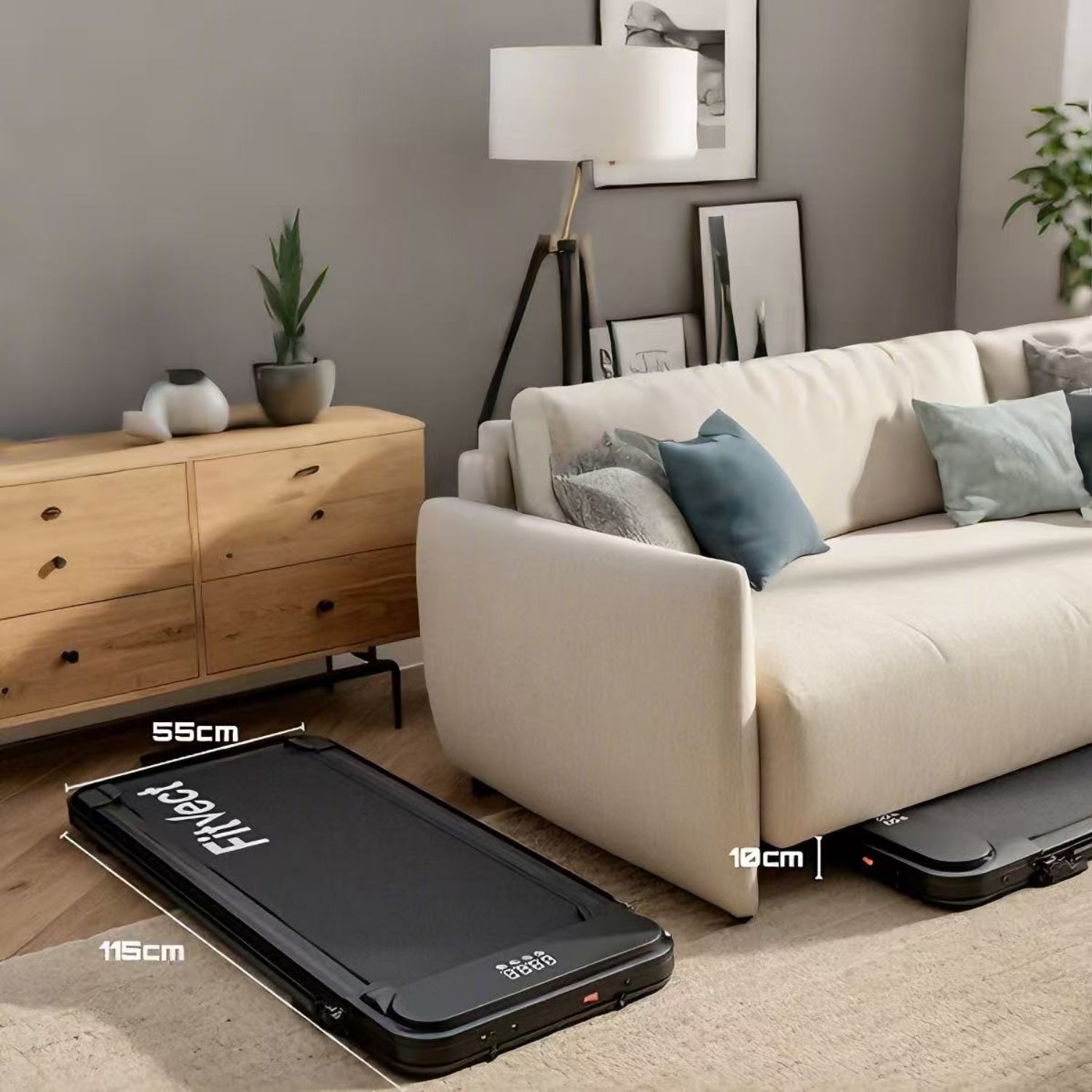 Schwarzer Koffer auf einem Holzboden, im Hintergrund ein beigefarbenes Sofa und ein Holzschrank.